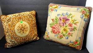 lot 139 image: ASSORTED EMBROIDERED VINTAGE THROW PILLOWS