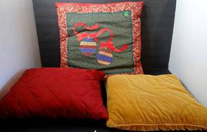 lot 140 image: ASSORTED VINTAGE THROW PILLOW LOT