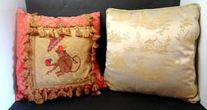 lot 143 image: CUTE VINTAGE PILLOWS AS SHOWN