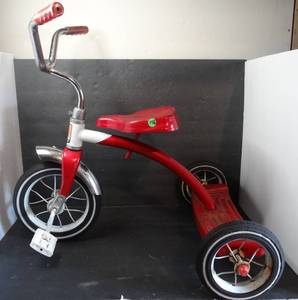lot 145 image: VINTAGE 1980S ROADMASTER RED & WHITE TRICYCLE