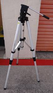 lot 151 image: PROFESSIONAL LIGHTWEIGHT ALUMINUM STAND CAMERA TRIPOD