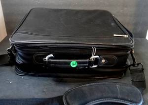 lot 165 image: NICE BLACK LAPTOP, STORAGE BAG