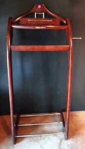 lot 166 image: NICE WOODEN BUTLERS STAND AND SHOE RACK