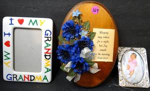 lot 169 image: PHOTO FRAME AND WALL DECOR LOT AS SHOWN