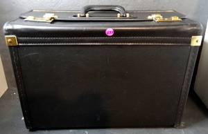 lot 173 image: AWESOME AIRLINE PILOT STYLE STORAGE BAG