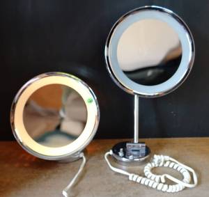 lot 203 image: PAIR OF CHROME LIGHT UP EXTENSION ADJUSTABLE WALL HANGING VANITY MIRRORS - ROUND 10 WIDE - BOTH WORK (2X$)