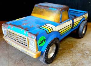 lot 206 image: VINTAGE ROUGH COUNTRY TOY TIN TRUCK
