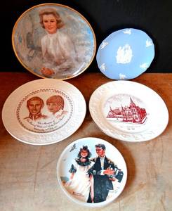 lot 136 image: AWESOME COLLECTION OF COLLECTORS PLATES, INCLUDING WEDGWOOD,  AS SHOWN (5 DIFFERENT PLATES)