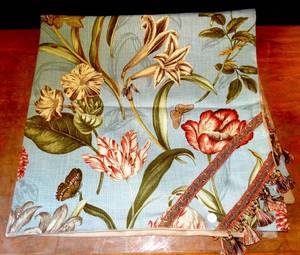 lot 267 image: BEAUTIFUL TWO SIDED FLORAL AND BEIGE WALL TAPESTRY WITH FRINGE - MEASURES 44 X 44
