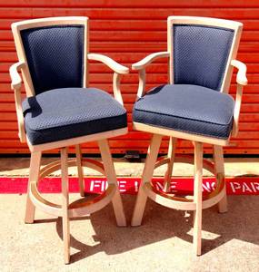 lot 270 image: BEAUTIFUL PAIR OF BLUE SWIVEL BAR STOOLS WITH BRASS COVERED FOOT REST