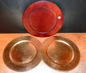 lot 147 image: ASHLAND DECORATORS PLATES (X2 GOLD) AND 1 WOODEN SERVING PLATE