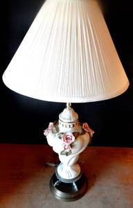 lot 290 image: BIG $ ITEM - ANTIQUE PORCELAIN TABLE LAMP WITH FISH THEMED BASE - WORKS