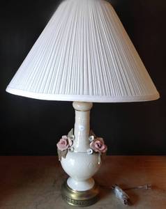 lot 292 image: $$ VINTAGE FLORAL THEMED PORCELAIN TABLE LAMP WITH SHADE - WORKS