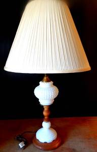 lot 294 image: BEUATIFUL RARE VINTAGE MILK GLASS HOBNAIL  TABLE LAMB - WORKS