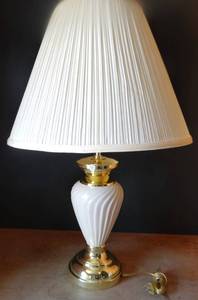 lot 296 image: PRETTY WHITE PORCELAIN TABLE LAMB WITH GOLD FINISH BASE