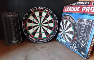 lot 299 image: $$ LEAGUE PRO PROFESSIONAL ALL IN ONE DARTBOARD SET