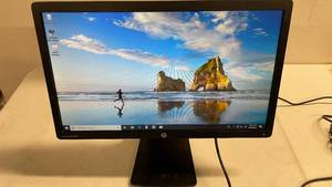 lot 30 image: HP 22 Black computer Monitor (works)
