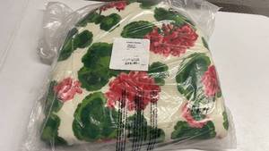 lot 151 image: Floral White Plow & Hearth Chair Cushion w Ties 18x18