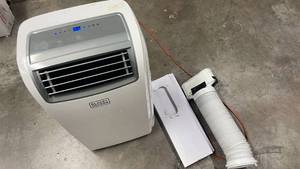 lot 155 image: Black & Decker Portable AC Unit (works)