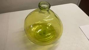 lot 208 image: Green Glass Vase Approx 12x12