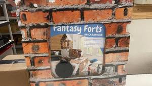 lot 276 image: Brick Fantasy Fort 16-panels Kids Toy HearthSong