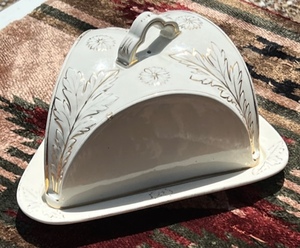 lot 62 image: Vintage Royal Dalton Dome Covered Cheese Plate