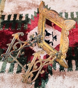 lot 83 image: &nbspVintage Cast Iron PlatePicture Frame Stand