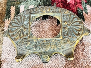 lot 91 image: Antique Bradley &amp Hubbard B&ampS Brass Single Inkwell No. 7114