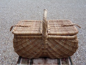 lot 59 image: VINTAGE PICNIC BASKET