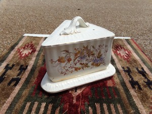 lot 60 image: VINTAGE RD 152906 CHEESE PLATE WITH DOME COVER