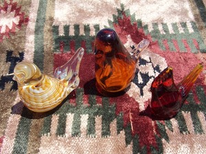 lot 69 image: 3 DECORATIVE BLOWN GLASS BIRDS- MADE IN ENGLAND