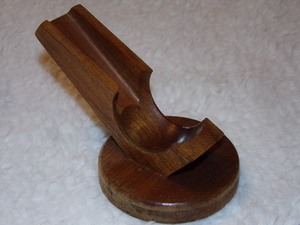lot 104 image: VINTAGE WOODEN PIPE STAND