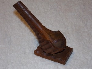 lot 105 image: VINTAGE HAND CARVED WOODEN PIPE STAND