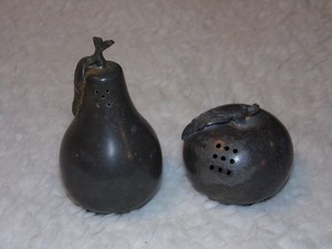 lot 115 image: VINTAGE CONN. HOTEL PEWTER PAIR &amp APPLE SALT &amp PEPPER SHAKERS