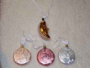 lot 118 image: 4 VINTAGE CHRISTMAS ORNAMENTS - MAN IN THE MOON &amp VARIOUS COLOR ORNAMENTS&nbsp