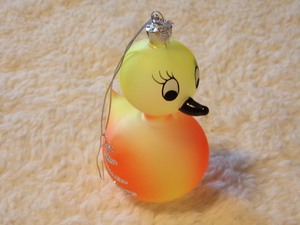lot 120 image: BEAUTIFUL VINTAGE GLASS YELLOW DUCKLING CHRISTMAS ORNAMENT