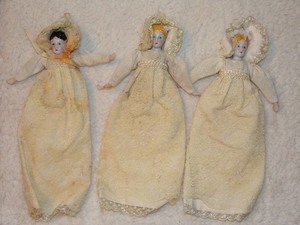 lot 121 image: 3 VINTAGE PORCELAIN DOLLS