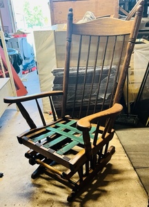 lot 9 image: Beautiful Vintage GliderRocker