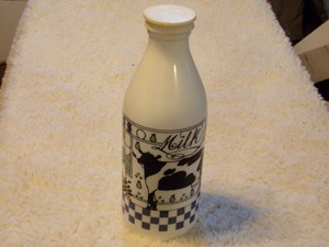lot 186 image: 1982 VINTAGE ALAN WOOD for LILLIAN VERNON MILK GLASS BOTTLE
