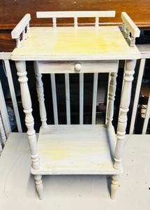 lot 18 image: White Distressed Vintage HallwayTelephone Table