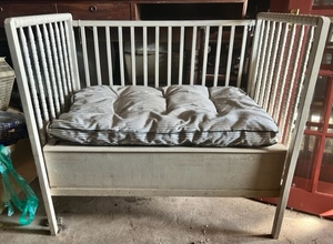 lot 23 image: 45x40x28 Vintage Cushioned White Bench