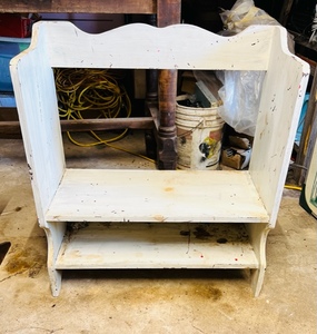 lot 35 image: 21.5x16x12 Vintage Distressed Look Mudroom Bench