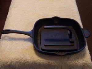 lot 40 image: Cast Iron Heuck Classics Skillet & Grill Press