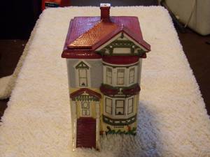 lot 48 image: Town House Cookie Jar Elaine Wuensen