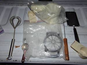 lot 158 image: Kitchen Cooking Utensils with Pyrex Measuring Cup