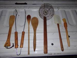 lot 159 image: Wooden Handle Kitchen Cooking Utensils Including the Pyrex Brand