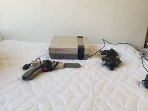 lot 3 image: Vintage 1985 Nintendo with 2 controllers and Zapper gun and Mario Bros. Duck Hunt - powered up