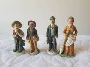 lot 21 image: Selection of figurines