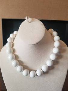 lot 20 image: Selection of costume Jewelry lot