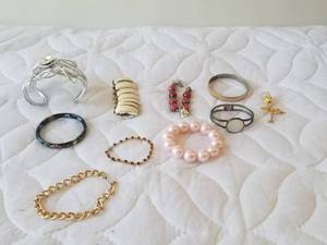 lot 186 image: Selection of costume jewelry